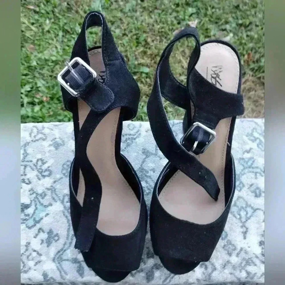 Black peep toe heels with platform - Picture 1 of 7
